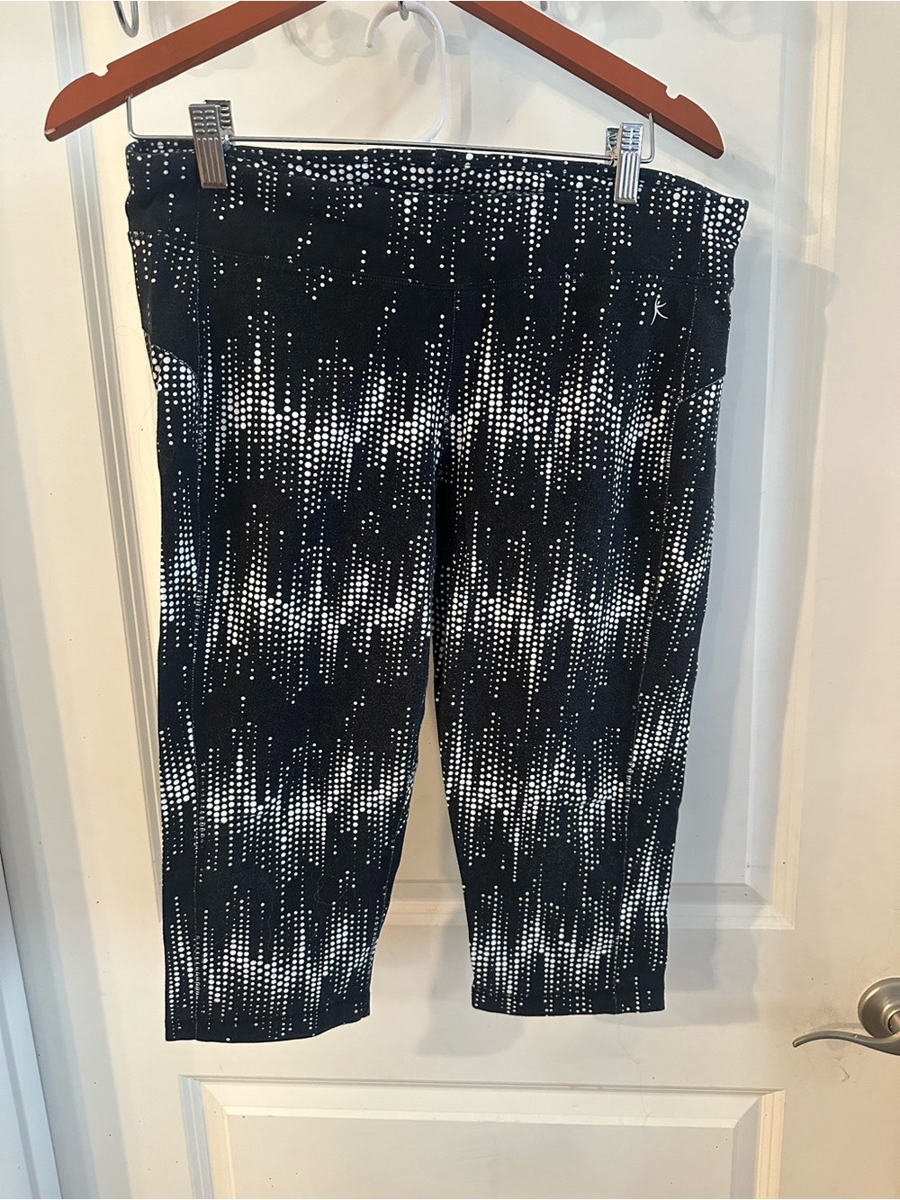 Source Unknown Black and White Patterned Capri Leggings
